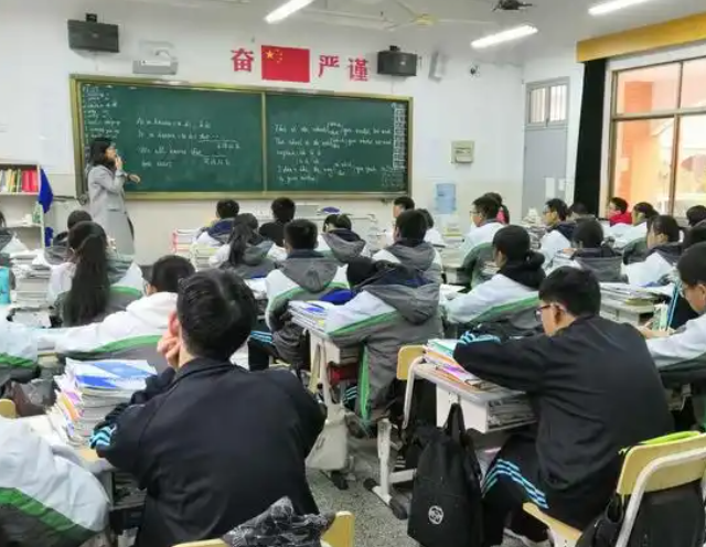 曾经上课得轮番运用设备现在每个班级都能同步展开试验 曾经上课得轮番运用设备现在每个班级都能同步展开试验