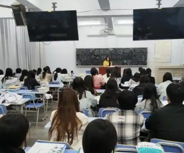 在区域内自由流动高效配置最大化发挥教育服务区域开展的作用